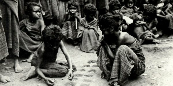 Anak anak bermain Congklak di kampung Karangora, Lembata,tahun 1929