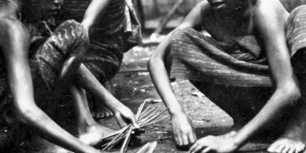 Anak anak sedang bermain di kampung Tengadei, dekat Larantuka, 1928an.