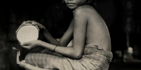 Anak perempuan sedang memarut kelapa di Lewotobi, ujung timur Flores, 1928an.