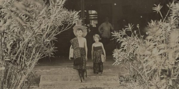 Dua anak Belanda dengan pakaian adat Rote