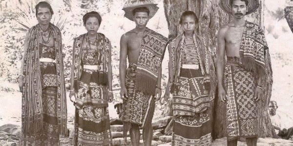 Dua pasang pengiring pengantin Rote, 1920.