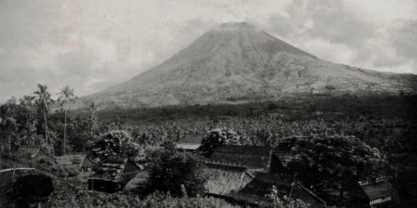 Foto Ili Boleng, gunung api tertinggi di Adonara (1659 m