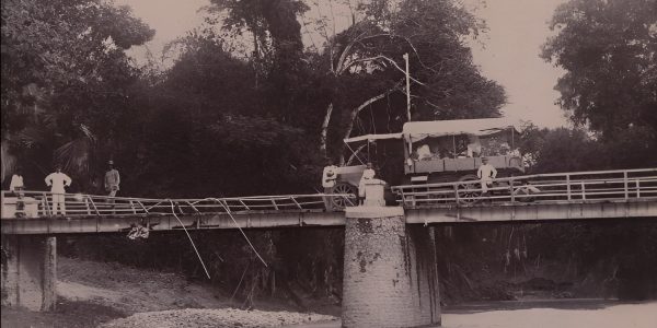 Foto Jembatan ini diambil tahun 1920, dijalan lintas Timor antara Oesao dan Camplong.