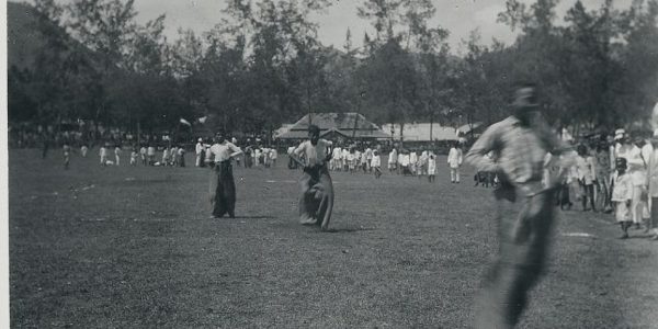 Foto Perlombaan Balap Karung di Kota Ende 1924