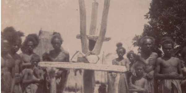 Foto ini diambil sekitar Tahun 1925, di salah satu desa pedalaman di Pulau Timor