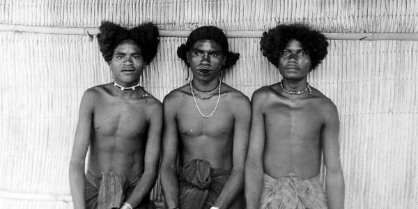 Foto para pemuda pemuda puak Krowe di bagian timur Flores, tahun 1910an,