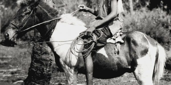 Foto salah seorang pemuda di atas kudanya. Lokasi Adonara, antara 1928-1929.