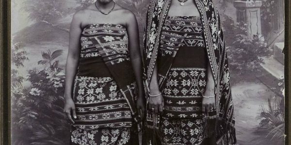 Foto studio dua perempuan Sabu di Kota Ende tahun 1926
