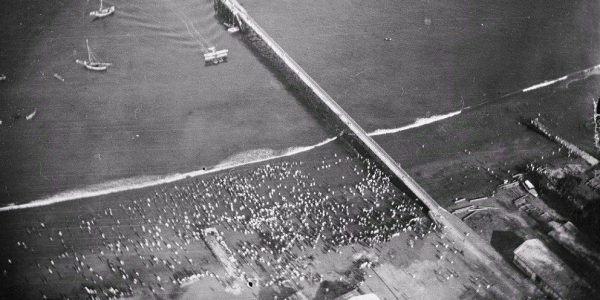 Foto udara Pemandangan Kota Ende, kerumunan warga yg tertarik menyaksikan datangnya tiga pesawat amfibi milik MLD Ende, tahun 1926