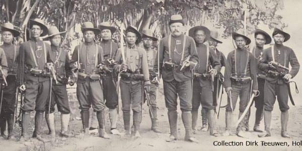 Foto yg di Tengah Komandan Frank bersama prajurit KNIL yang di rekruit dari Flores