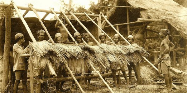 Gotong royong di Ndoso, Manggarai (Barat), Flores, 1927