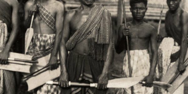 Kepala kampung Kiwangona bersama para pemuda dan senjata mereka, Adonara, 1928-1929.