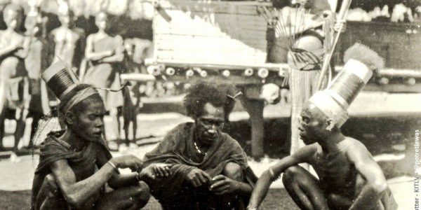 Laki laki Alor sedang berkumpul,bercerita sambil makan siri pinang di Alor tahun 1929