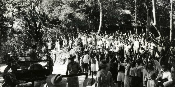 Masyarakat Kota Soe, Timur Tengah Selatan menyambut dengan gembira pasukan Sekutu yang masuk kota Soë, Timor,tahun 1945