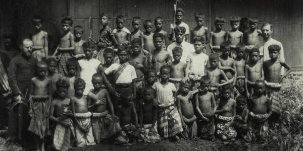 Murid murid sekolah milik misi Katolik di Witihama, Adonara, foto antara tahun 1928-1929.