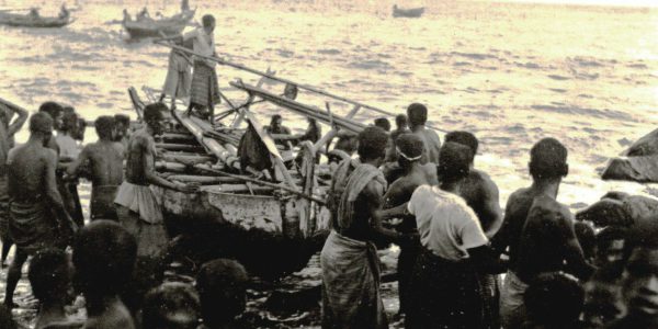 Nelayan Lamalera, Lembata, baru pulang melaut, tahun 1929.