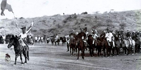 Nicholas Nisnoni, Raja Koepang, bersama rombongan menunggang kuda di Koepang (1927)