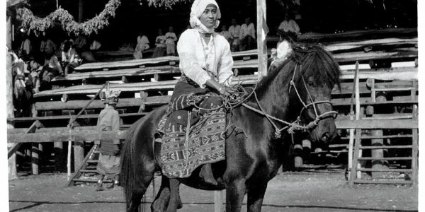 Nona Kupang penunggang kuda, tahun 1927.