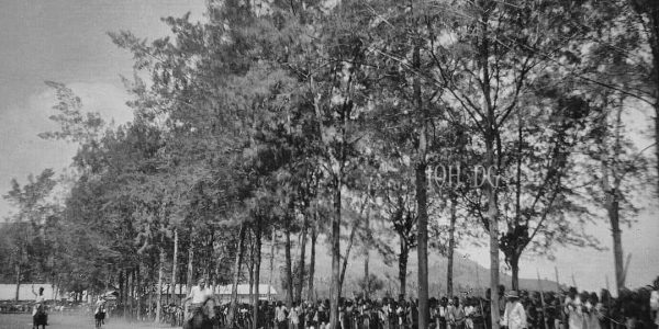 Pacuan kuda di Alun-alun Ende, dokumentasi kunjungan C.Schultz ke Ende. Foto sekitar tahun 1924.