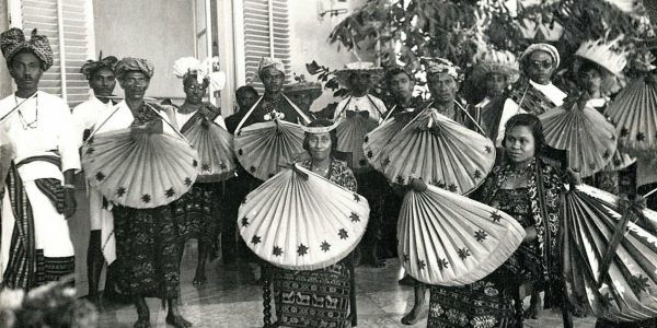 Para pemain sasando dan penari dari Rote foto bersama didepan teras rumah Residen Timor di Kupang,tahun 1927