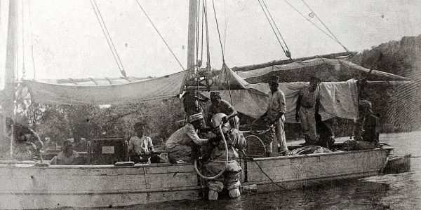 Para penyelam mutiara, di Alor tahun 1898