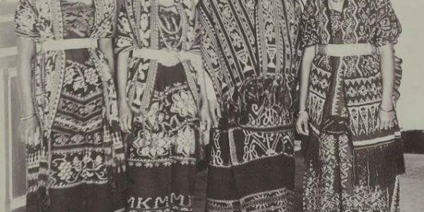 Para wanita dari Pulau Rote Nusa Tenggara Timur dengan Pakaian Tradisionalnya. Foto diambil tahun 1918-1919