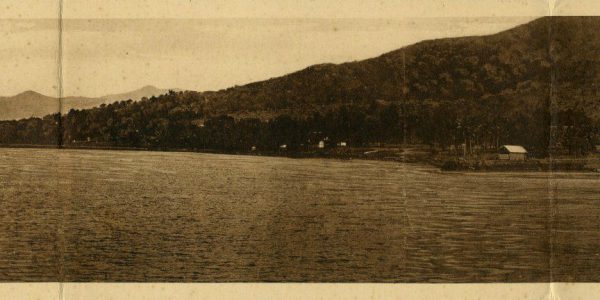 Pemandangan kota Larantuka yang diambil dari atas kapal Van Outhoorn.