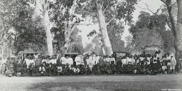 Pembukaan jalan Kupang-Atambua, di Atambua, tahun 1923.
