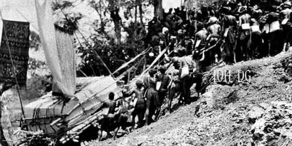 Penarikan batu dengan bantuan alat tradisional, untuk sebuah makam di puncak bukit di Sumba Barat, Nusa Tenggara Timur. Foto tahun 1930