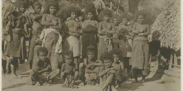 Perempuan dan anak-anak di daerah Kolbano, Timor Tengah Selatan sekitar tahun 1909,