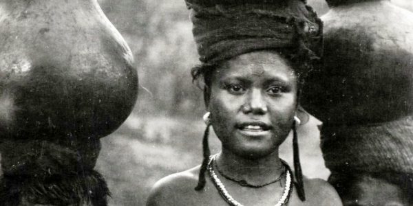 Perempuan disekitar Larantuka mengambil air, 1928.
