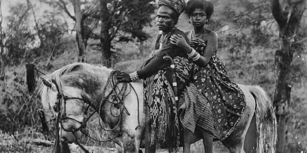 Potret Raja Afuan Thaal dari Aplal, bagian dari Kerajaan Miomaffo di Timor Tengah Utara, menunggang kuda besama istrinya. Foto sekitar tahun 1890.