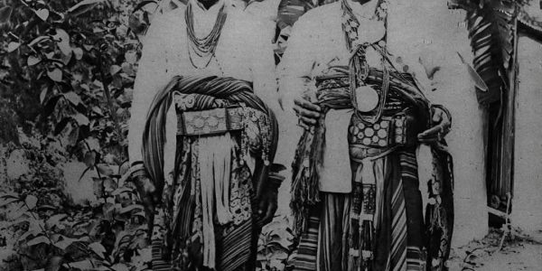 Potret raja Amanuban, Petrus PaE Nope (kanan) kemungkinan bersama fettor nya…foto sekitar tahun 1929