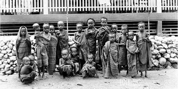 Potret sekelompok anak² Krowe (Ata Krowe) dari Sikka, Flores Nusa Tenggara Timur), tahun pembuatan tidak diketahui