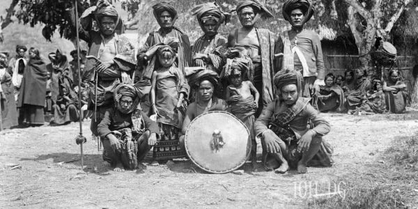 Potret sekelompok kepala wilayah administratif setingkat distrik dari daerah Masu dan Karera, Sumba Nusa Tenggara Timur. Foto sekitar tahun 1910