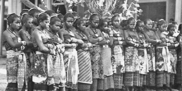 Potret sekelompok wanita Amarasi pada kunjungan gubernur-jenderal A.C.D de Graeff di Kupang, Nusa Tenggara Timur. Foto sekitar tahun 1927