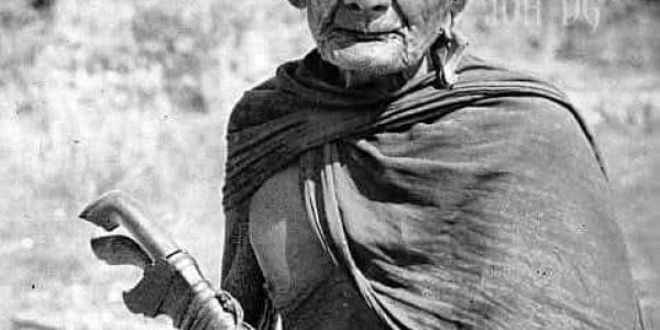 Potret seorang Rato-Ratu Marapu (imam-ahli ritual Marapu) dengan pakaian adat lengkap dengan Kabeala terlihat sedang menyiapkan penumbuk sirihnya. Foto tahun 1943