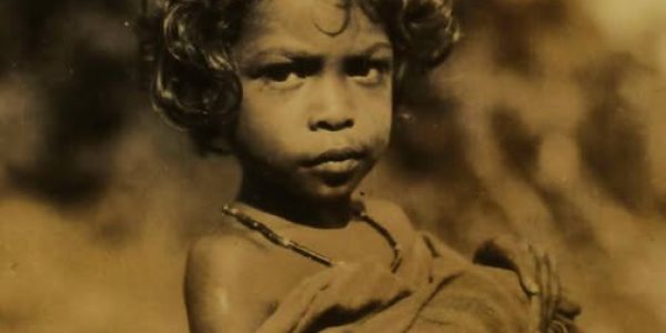 Potret seorang gadis kecil di pulau Alor, Nusa Tenggara Timur. foto antara tahun 1928 – 1929