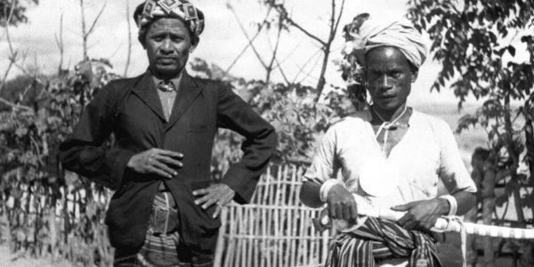 Raja Dominicus Taolin, kiri, bersama pengawalnya dalam pengasingan di Ende, Flores, circa 1940