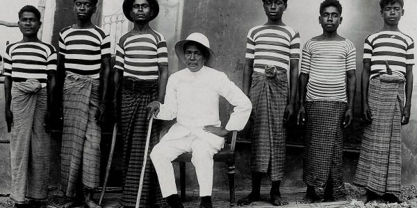 Raja Kolana bersama para pembantunya, 1926