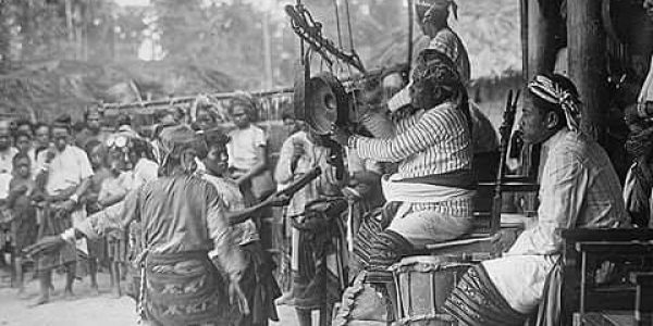 Raja Kupang Nicolaus Nisnoni didampingi oleh fetor Amabi Sedang memainkan gong ,tahun 1935