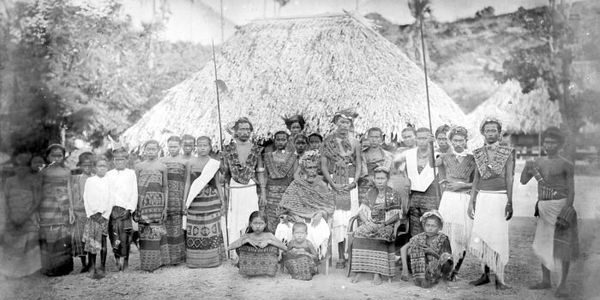 Raja Liae Sabu bersama masyarakat sekitar tahun 1900