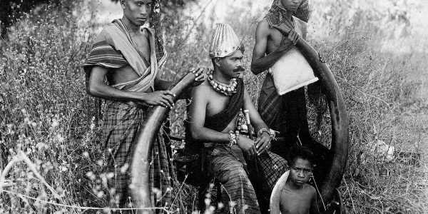Raja Sikka Moang Ratu Thomas da Silva, (duduk ditengah) bersama para pengawalnya. Tahun 1927