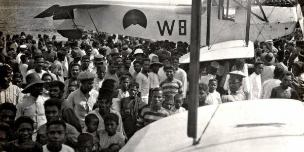 Ratusan orang memenuhi pantai Larantuka, Agustus 1926