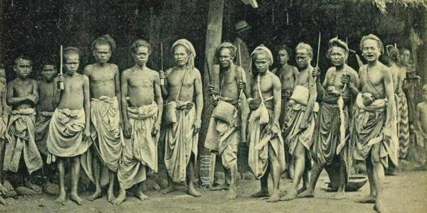 Selembar kartu pos dengan gambar sekelompok laki laki Ende, kartu pos. antara tahun 1899-1910