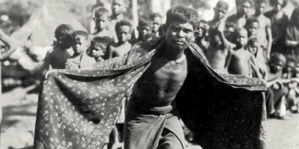 Seorang bapak membawakan tarian di Lewotobi,Flores sekitar tahun 1928.