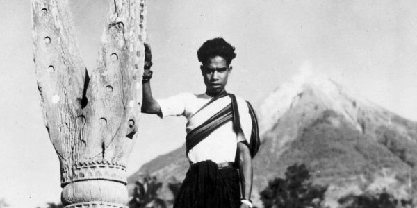 Seorang pemuda Ngada, Flores berdiri disamping Peo, dg latar belakang gunung, 1930.