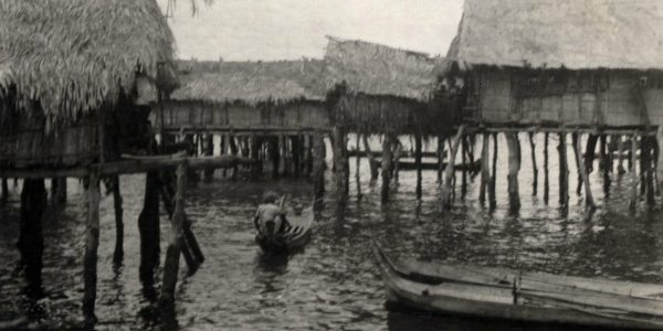 Suasana pagi hari disalah satu permukiman orang Bajo Laut di lepas pantai Meko, Adonara, 1928-1929.