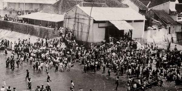 Suasana pelabuhan laut di Kota Kupang tahun 1925.