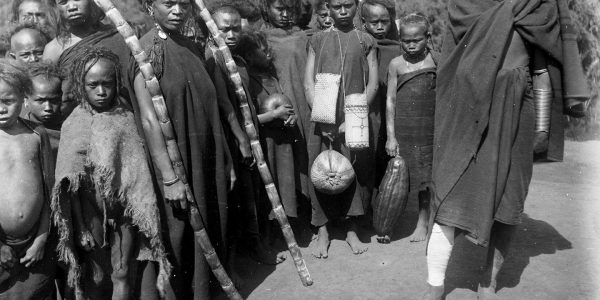Tai Ngade, kepala Kg. Mege di utara Bajawa, mungkin sedang siapkan upacara adat bersama anak² & perempuan, 1910. (